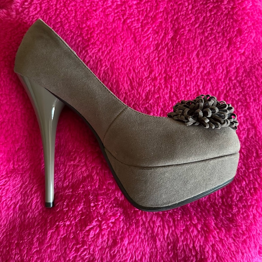 👠 Rouge Helium Taupe Platform Heels Size 7 Rosette Detail 5” Stiletto